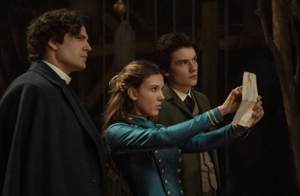 Henry Cavill, Millie Bobby Brown a Louis Partridge v snímke Enola Holmes 2.