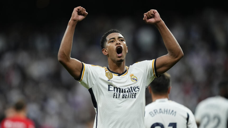 EBE 4 Madrid - Na snímke anglický stredopoliar Realu Madrid Jude Bellingham oslavuje víťazný gól v zápase 4. kola španielskej La Ligy vo futbal Real Madrid - Getafe CF (2:1) v sobotu 2. septembra 2023. FOTO TASR/AP
Real Madrid's Jude Bellingham celebrates at the end of Spanish La Liga soccer match between Real Madrid and Getafe at the Santiago Bernabeu stadium in Madrid, Spain, Saturday, Sept. 2, 2023. Real Madrid won 2-1. (AP Photo/Jose Breton)