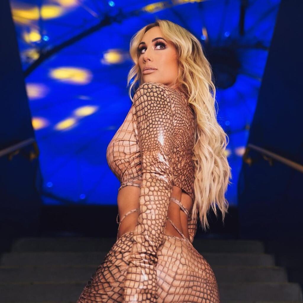 Sexi Carmella sa rada chváli svojimi prsiami, ktoré teraz ukázala celému svetu.