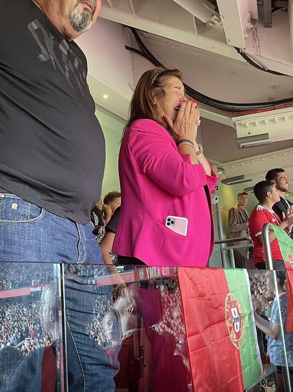 Dolores Aveirová počas prvého zápasu Ronalda v staronovom klube.