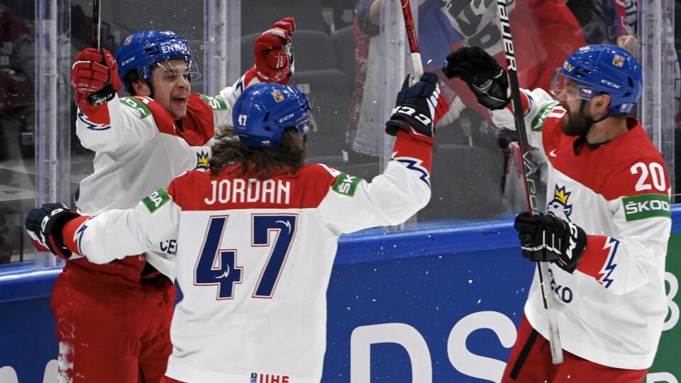 WA 20 Tampere - Českí hokejisti zľava Matěj Blümel, Michal Jordán a Hynek Zohorna sa tešia po strelení gólu počas zápasu základnej B-skupiny USA - Česká republika na 85. majstrovstvách sveta v ľadovom hokeji v Tampere v pondelok 23. mája 2022. FOTO TASR/AP
Matej Blumel, left, Michal Jordan and Hynek Zohorna of Czech Republic celebrate the game opening goal by Blumel during the group B Hockey World Championship match between USA and Czech Republic in Tampere, Finland, Monday, May 23, 2022. (Ju