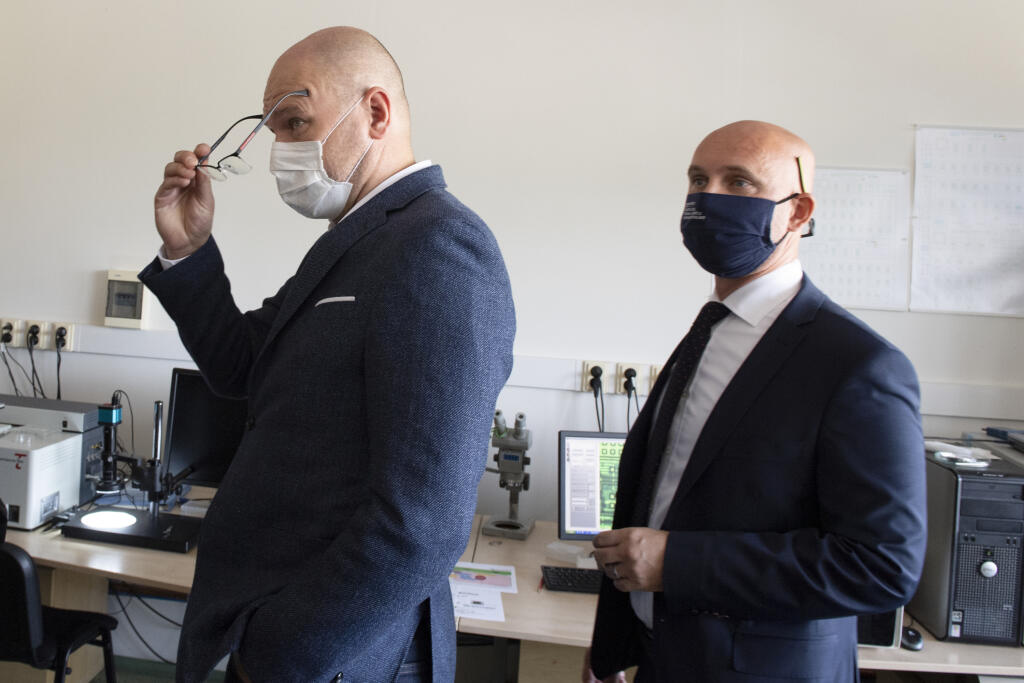 Na snímke vľavo minister hospodárstva SR, prvý podpredseda vlády pre ekonomiku Richard Sulík a druhý sprava minister školstva SR Branislav Gröhling počas prehliadky laboratória diagnostiky elektronických prvkov v rámci návštevy Fakulty elektrotechniky a informatiky STU po revitalizácii (zateplenia budovy a výmena okien) počas otvorenia nového akademického roka v Bratislave 21. septembra 2020. FOTO TASR - Pavel Neubauer