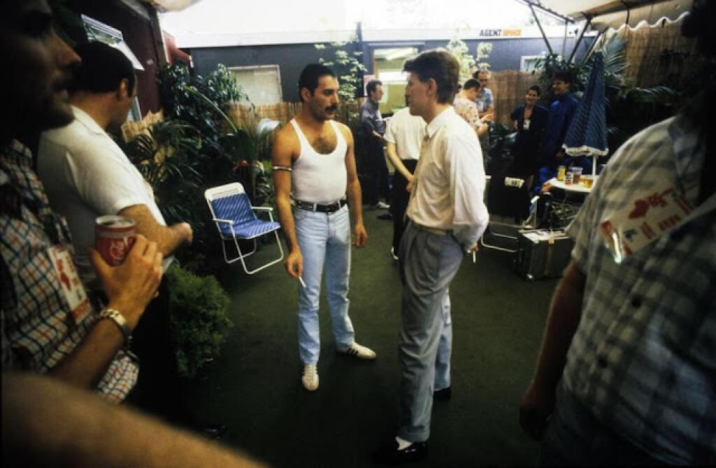 Spevák Queen Freddie Mercury a spevák David Bowie.