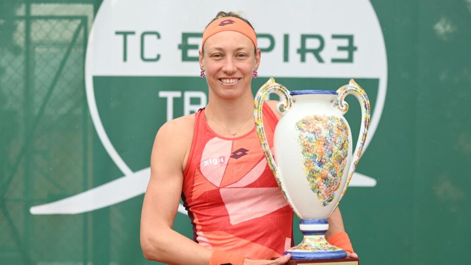 Belgická tenistka Yanina Wickmayerová pózuje s trofejou po víťazstve nad krajankou Greet Minnenovou vo finále ženskej dvojhry na antukovom podujatí ITF EMPIRE Tennis Academy Open v Trnave v nedeľu 14. mája 2023. FOTO TASR - Lukáš Grinaj