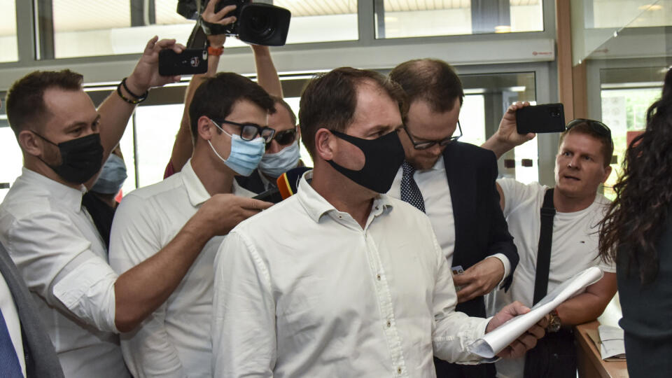Na snímke uprostred obžalovaný Marián G. prichádza na súdne pojednávanie v kauze spreneverenia štátnych hmotných rezerv vo štvrtok 6. augusta 2020 v Bratislave. FOTO TASR - Pavol Zachar