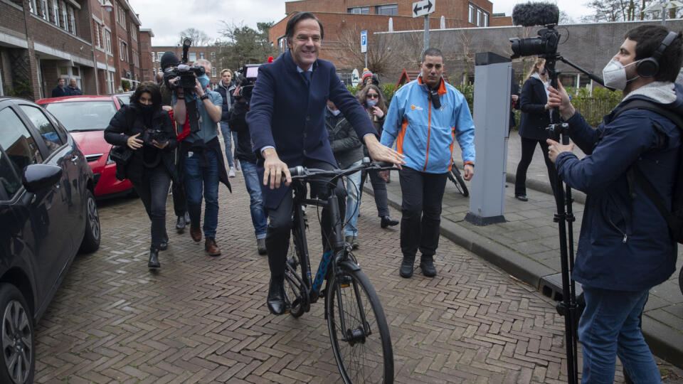 Na snímke holandský premiér Mark Rutte a líder Strany slobody a demokracie (VVD) odchádza na bicykli po tom, ako odvolil v posledný deň parlamentných volieb v Holandsku v Haagu 17. marca 2021.