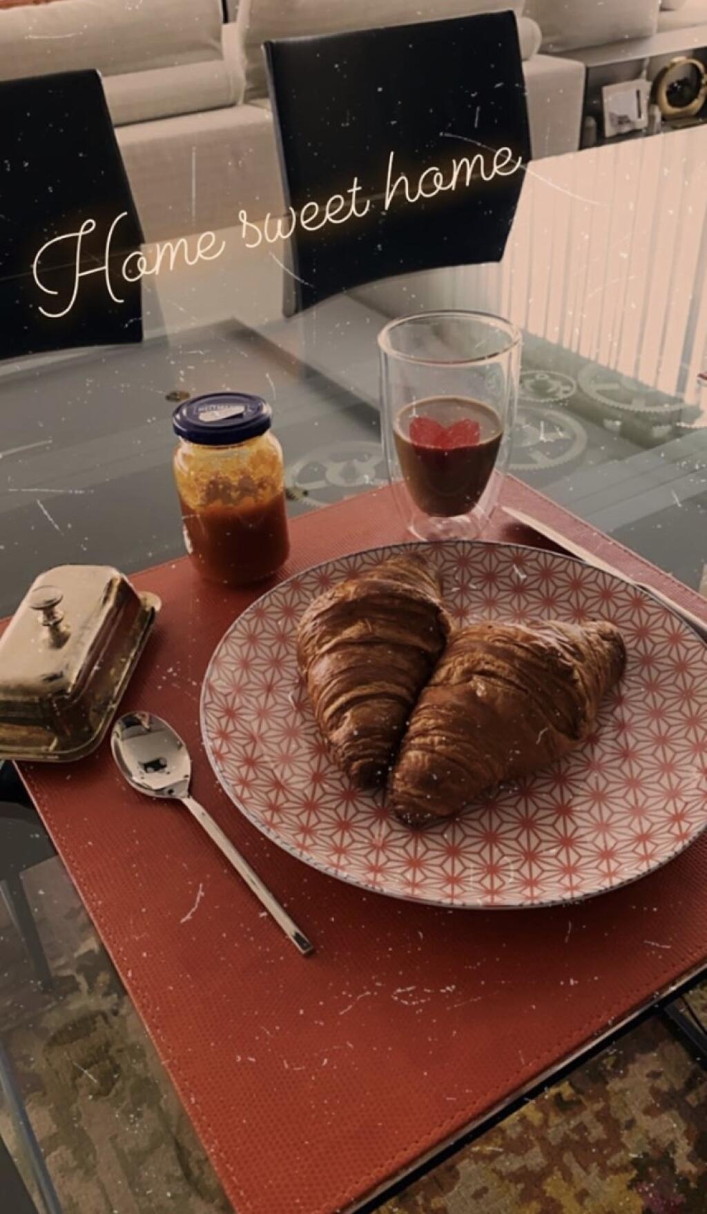 Radosť, z toho, že je už doma, mala aj manželka Ivana, ktorá si na raňajky dopriala croissanty s džemom.