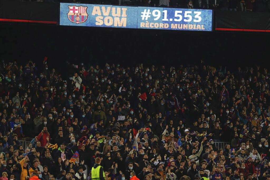 PK 27 Barcelona - Elektronická informačná tabuľa ukazuje rekordný počet divákov počas odvetného zápasu štvrťfinále futbalovej Ligy majstrov žien FC Barcelona - Real Madrid na štadióne Camp Nou v Barcelone v stredu 30. marca 2022. Stredajšie stretnutie sledovala rekordná návšteva 91.553 ľudí. FOTO TASR/AP
A screen displaying the attendance number of spectators during the Women's Champions League quarter final, second leg soccer match between Barcelona and Real Madrid at Camp Nou stadium in Barce