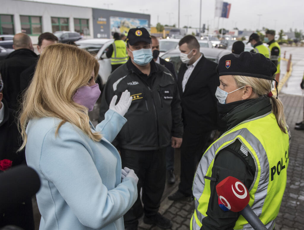 Na snímke prezidentka SR Zuzana Čaputová sa poďakovala slúžiacim príslušníkom policajného zboru a Ozbrojených síl SR, ktorí pomáhali bojovať s koronakrízou, na hraničnom priechode Čunovo – Rajka 15. máj 2020. FOTO TASR - Martin Baumann