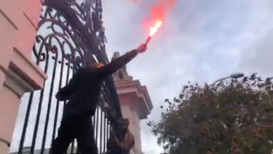 O pokojnom proteste nemohla byť reč. Viacerí fanúšikovia sa vešali na bránu úradu vlády, snažili sa ju vytrhnúť, zapáliť aj preliezť. Neskôr zakročila polícia.