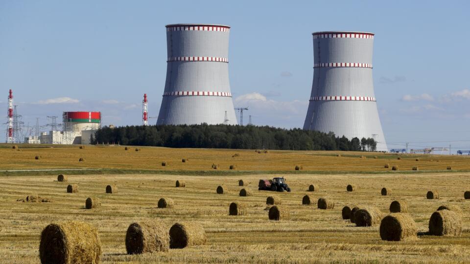 WA 31 Astravec - Na snímke prvá bieloruská atómová elektráreň, ktorá je postavená ruskou štátnou korporáciou Rosatom pri meste Astravec v piatok 7. augusta 2020. Prvú bieloruskú atómovú elektráreň začali v piatok plniť jadrovým palivom, a to napriek výhradám susednej Litvy. Susedná Litva, ktorej hlavné mesto Vilnius sa nachádza iba 50 kilometrov od inkriminovaného zariadenia, označila novú elektráreň za potenciálnu environmentálnu a bezpečnostnú hrozbu. FOTO TASR/AP
A view of Belarus's first