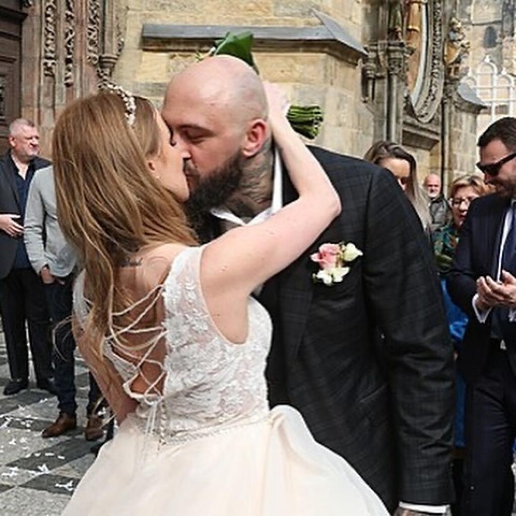 Po dvoch rokoch od zásnub sa Martínek a Lenka zobrali na radnici v Prahe.