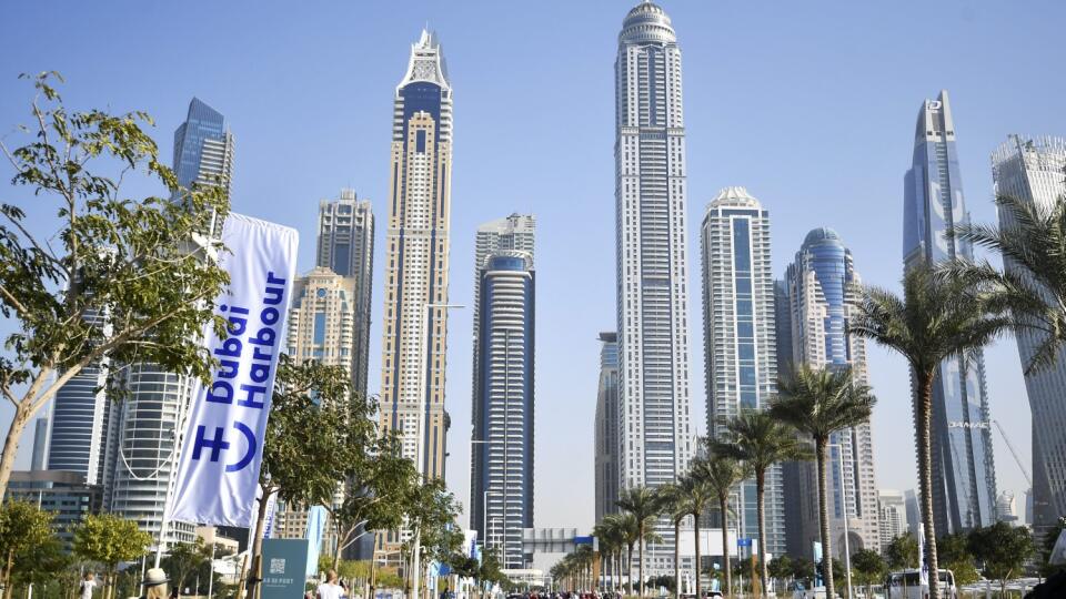 EBE 14 Abú Zabí - Na snímke pelotón cyklistov počas 6. etapy pretekov Okolo SAE v Dubaji v piatok 25. februára 2022. FOTO TASR/AP
Cyclists pedal during the sixth stage of the UAE Cycling Tour, in Dubai, United Arab Emirates, Thursday, Feb. 24, 2022. (Fabio Ferrari/LaPresse via AP)