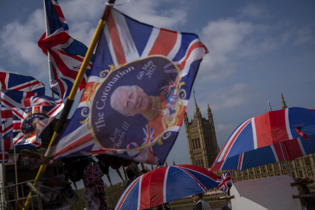 Vlajky na korunováciu britského kráľa Karola II. sú vystavené na predaj v pouličnom stánku 3. mája 2023 v Londýne.