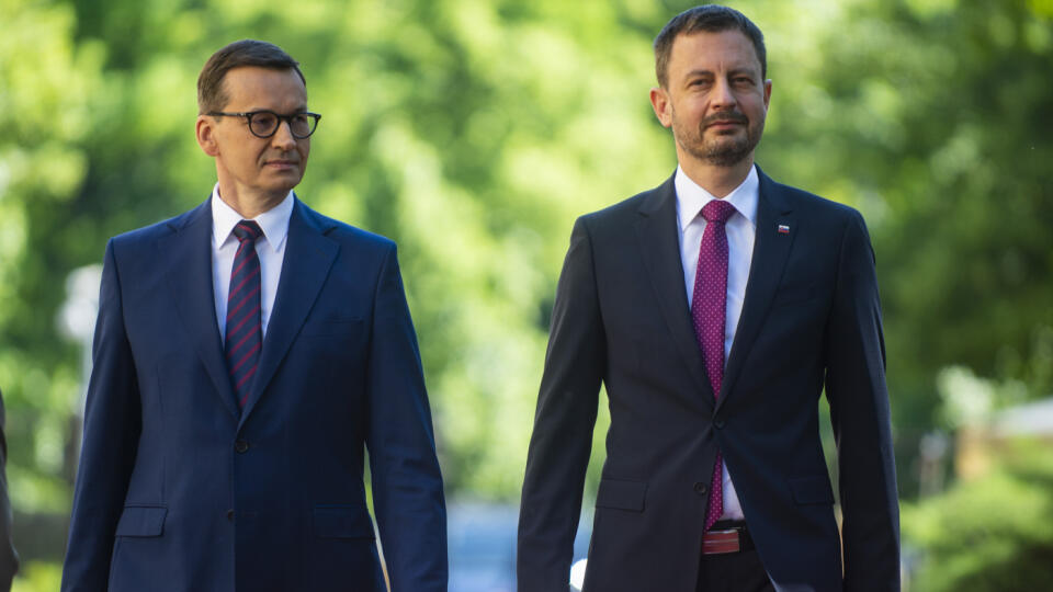 Na snímke zľava poľský premiér Mateusz Morawiecki a slovenský premiér Eduard Heger . FOTO TASR - Jakub Kotian
