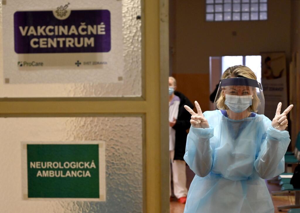 Sieť nemocníc Svet zdravia v spolupráci s Ministerstvom zdravotníctva SR sa v týchto dňoch aktívne zapojilo do národného očkovacieho plánu v boji proti ochoreniu COVID-19. Nemocnice museli pripraviť vakcinačné ambulancie a vakcinačné tímy, ktorých hlavnou úlohou je v priebehu pár dní maximálne využiť dodané vakcíny a zaočkovať prihlásených zamestnancov. V štrnástich nemocniciach siete to spolu predstavuje v prvej vlne vyše 2800 ľudí. Na snímke očkovanie zdravotníkov proti ochoreniu COVID-19  vo 
