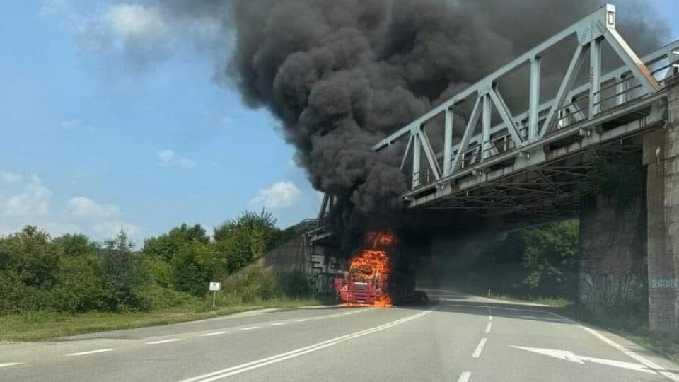 Horiaci kamión na horskom priechode Soroška.