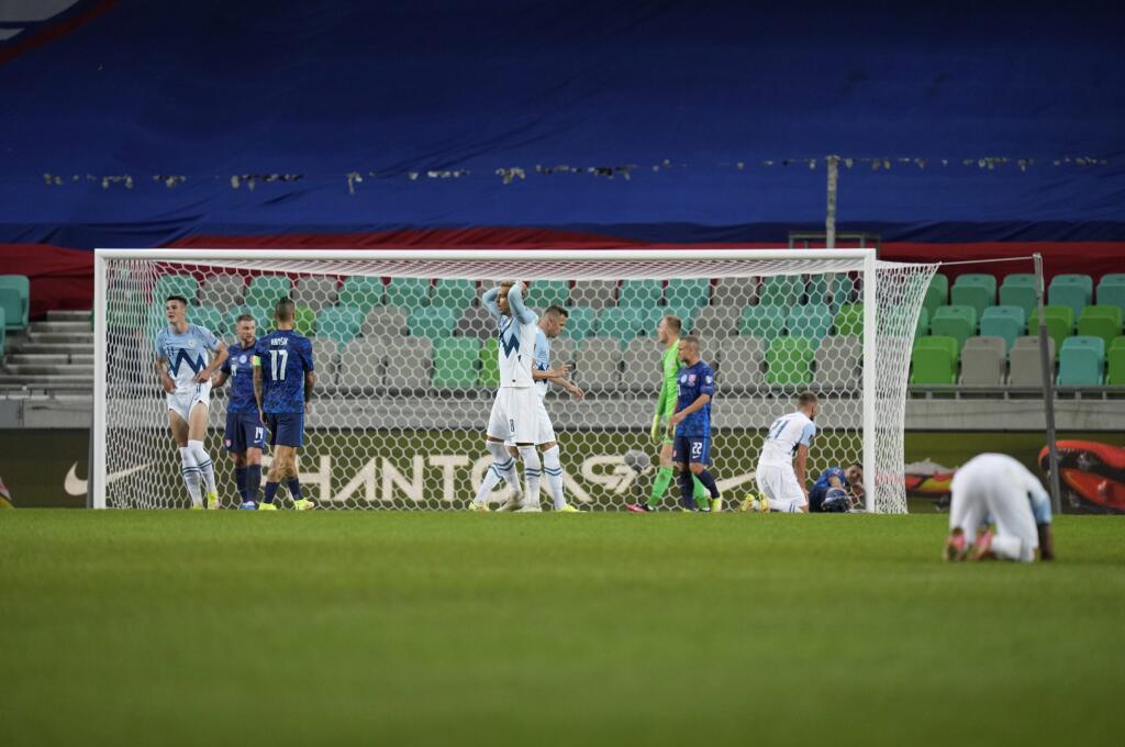 EBE 89 Ľubľana - Na snímke hráči Slovinska po tom, ako inkasovali úvodný gól v zápase H-skupiny kvalifikácie MS 2022 vo futbale Slovinsko - Slovensko v Ľubľani 1. septembra 2021. FOTO TASR/AP
Slovenia players react after failing to score during the World Cup 2022 group H qualifying soccer match between Slovenia and Slovakia at the Stozice Sports Park stadium in Ljubljana, Wednesday, Sept. 1, 2021. (AP Photo/Darko Bandic)