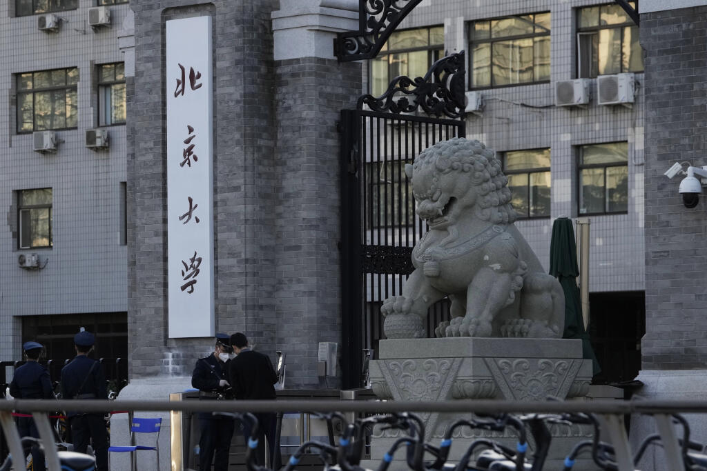 JB 7 Peking - Bezpečnostní pracovníci hliadkujú pri vstupe do Pekinskej univerzity v čínskom Pekingu 16. novembra 2022. Čínske úrady uzatvorili v stredu hlavnú univerzitu v Pekingu po tom, ako sa tam objavil  jeden prípad ochorenia COVID-19. V Číne stále platí nulová tolerancia covidu a to aj napriek rastúcej verejnej nespokojnosti. FOTO TASR/AP

A security guard chats with another at an entrance to Peking University in Beijing, Wednesday, Nov. 16, 2022. Chinese authorities locked down the major