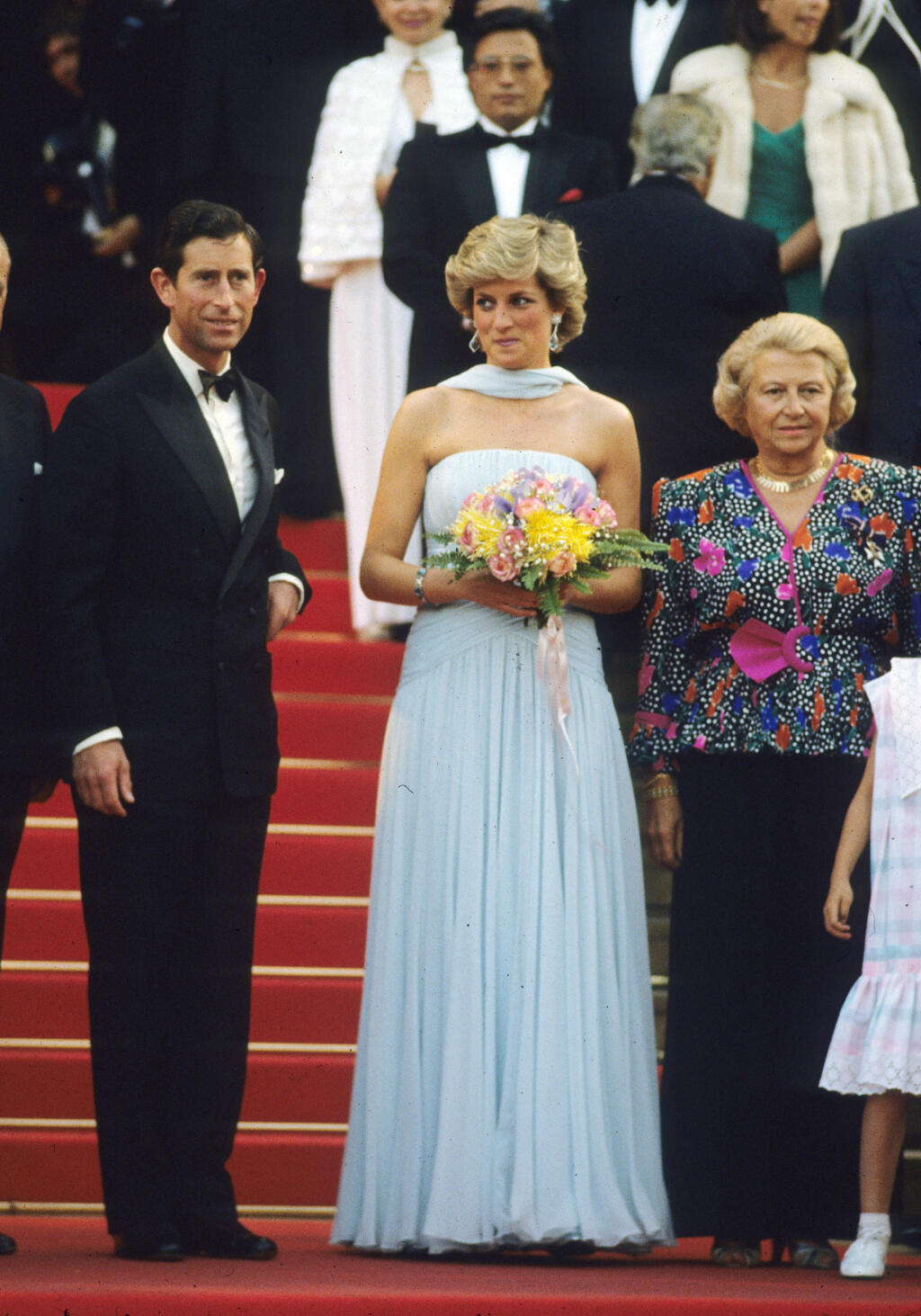 V roku 1987 zavítala do Cannes na filmový festival aj princezná Diana († 36), ktorá by nedávno oslávila svoje 60. narodeniny. Pred tým, než si dala Diana svoje krásne šaty na slávnostnú večeru, pricestovala na festival v bielom sáčku a modrej, vzorovanej sukni, taktiež z kolekcie Catherine Walker.