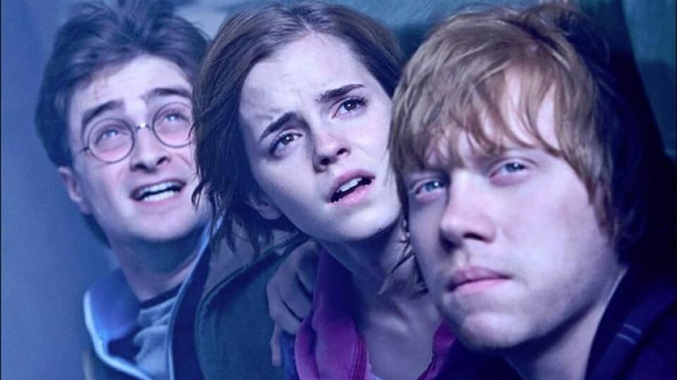 Filmoví hrdinovia príbehov o čarodejníckom učňovi - Harry (Daniel Radcliffe), Hermiona (Emma Watson) a Rupert Grint (Ron).