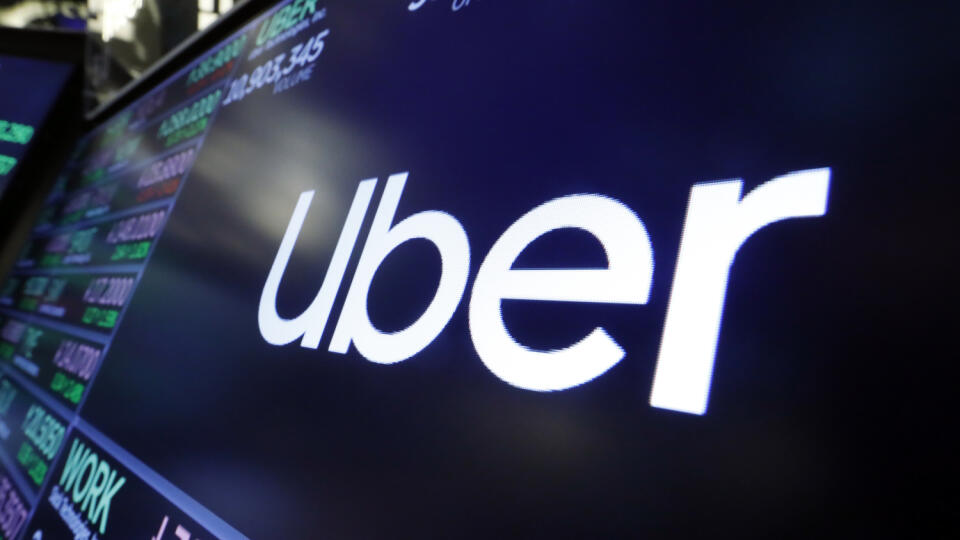 Na archívnej snímke zo 16. augusta 2019 logo Uberu na newyorskej burze.