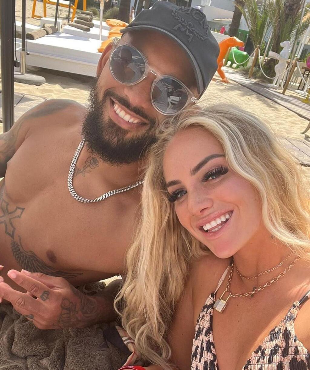 Alisha Lehmann randí s Douglasom Luizom z Aston Villy