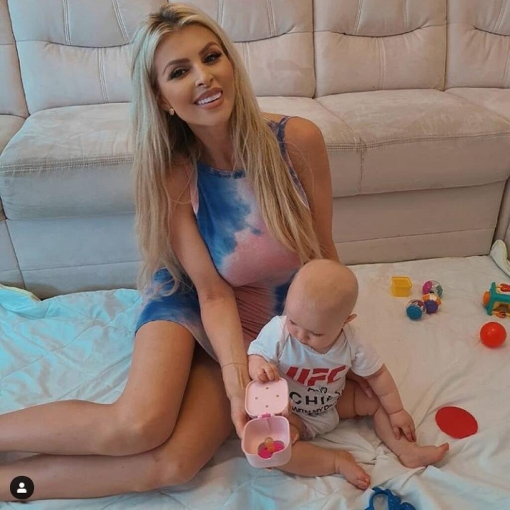 Playmate Lela Ceterová prezdradila, že so zápasníkom Karlosom Vémolom čakala dvojičky. O jedno dieťatko prišla. Vďačná je za dcérku Lili.