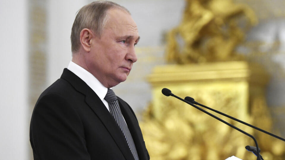 JB 17 Moskva - Ruský prezident Vladimir Putin počas prejavu na stretnutí s absolventmi najvyššej vojenskej školy v Rusku, v Kremli v Moskve 21. júna 2022. FOTO TASR/AP
Russian President Vladimir Putin delivers a speech during a meeting with graduates of the country's highest military schools at the Kremlin in Moscow, Russia, Tuesday, June 21, 2022. (Mikhail Metzel, Sputnik, Kremlin Pool Photo via AP)