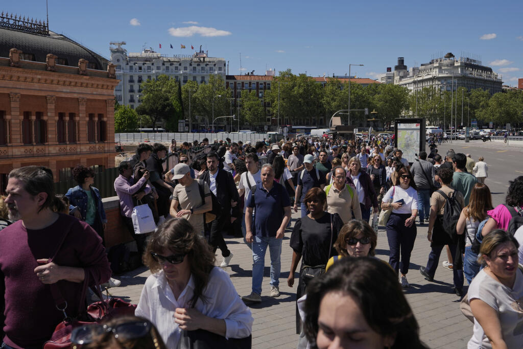 AZ15 Madrid - Cestujúci čakajú pred železničnou stanicou počas celonárodného výpadku elektrickej energie v Madride v pondelok 28. apríla 2025. FOTO TASR/AP


Passengers wait outside Atocha train station during a nationwide power outage in Madrid, Monday, April 28, 2025. (AP Photo/Manu Fernandez)