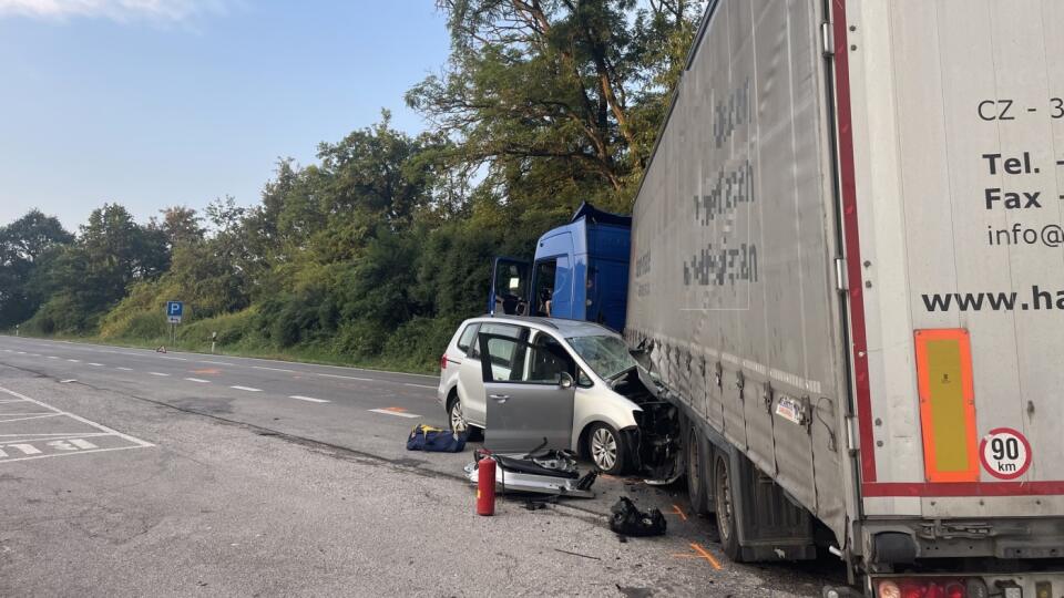 Aujourd'hui, aux petites heures du matin, un tragique accident de la circulation s'est produit sur la route l/9 entre Bánovci nad Bebravou et Trenčín.