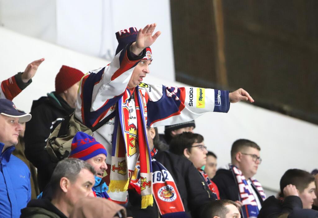 Na snímke fanúšikovia Zvolena povzbudzujú počas zápasu 31. kola Tipos extraligy HKM Zvolen - HK Nitra vo Zvolene v piatok 20. januára 2023. FOTO TASR - Ján Krošlák