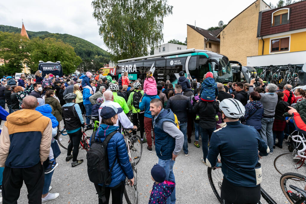 Na snímke je depo na štarte štvrtej etapy cyklistických pretekov Okolo Slovenska.
