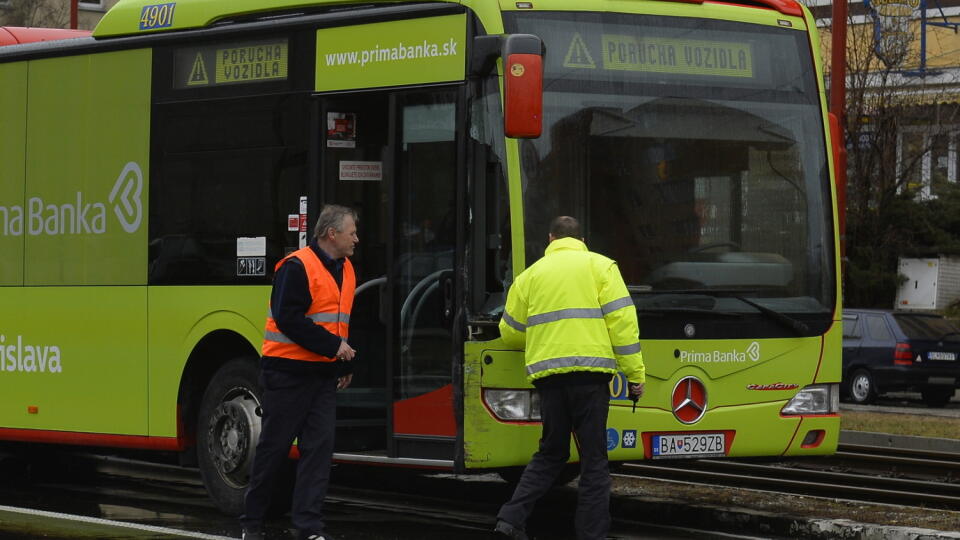 Autobus číslo 83 sa dostal do kolízie s autom.