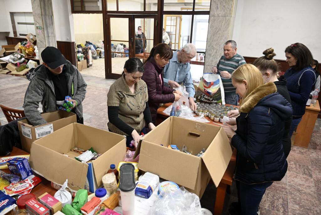 Na snímke balenie potravinových balíčkov v sklade humanitárnej pomoci pre utečencov z Ukrajiny v priestoroch Mestského kultúrneho strediska (MKS) v meste Veľké Kapušany 2. marca 2022. FOTO TASR - Roman Hanc