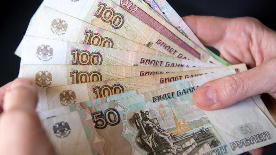 WA 26 Mníchov - Žena drží bankovky rubľa v Mníchove v pondelok 28. februára 2022. Rubeľ sa v pondelok prepadol na rekordné minimum a dolár oproti väčšine mien prudko vzrástol po tom, ako západné štáty oznámili nové sankcie na potrestanie Ruska za jeho inváziu na Ukrajinu a prezident Vladimir Putin uviedol svoje jadrové sily do stavu najvyššej pohotovosti. FOTO TASR/DPA
28.02.2022, Bayern, München: Ein Frau hält russische Rubel-Banknoten in den Händen. Die Europäische Union hat in der Nacht zum