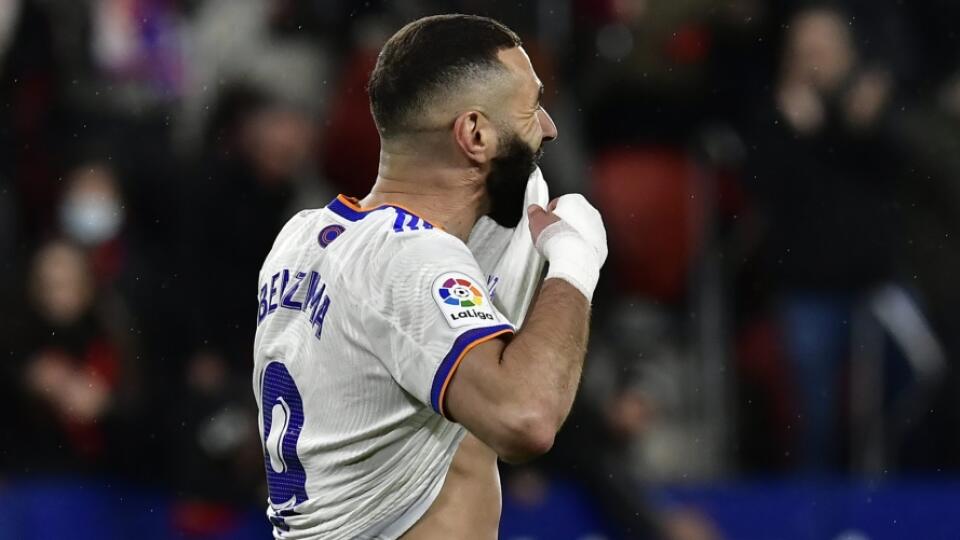 WA 16 Pamplona - Futbalista Realu Madrid Karim Benzema reaguje po tom, ako nepremenil ani druhú penaltu v zápase 33. kola španielskej La Ligy CA Osasuna – Real Madrid v Pamplone v stredu 20. apríla 2022. FOTO TASR/AP
Real Madrid's Karim Benzema reacts after his second penalty kick was saved by Osasuna's goalkeeper Sergio Herrera during a Spanish La Liga soccer match between Osasuna and Real Madrid at El Sadar stadium in Pamplona, Spain, Wednesday, April 20, 2022. (AP Photo/Alvaro Barrientos)