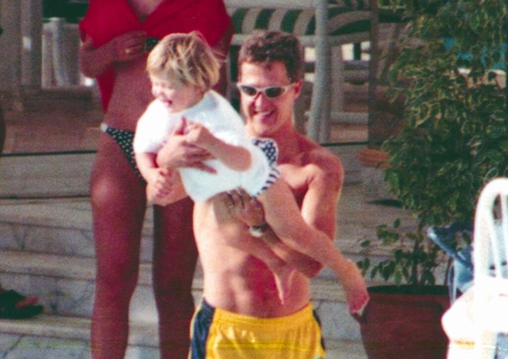 Michael Schumacher má dve deti. Takto sa zvykol jašiť s dcérou Ginou-Marie.