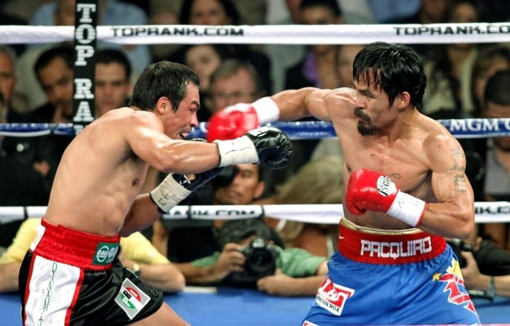 Manny Pacquiao (vpravo) zdolal Mexičana Juana Manuela Marqueza po dvanástich kolách.