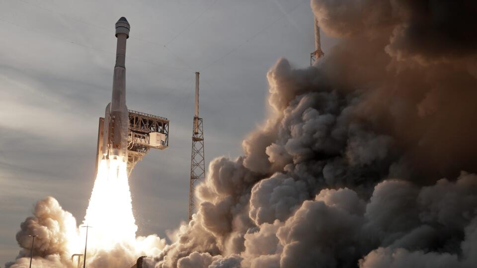 WA 4 Mys Canaveral - Na snímke štart rakety Atlas V spoločnosti United Launch Alliance z mysu Canaveral na Floride vo štvrtok 19. mája 2022, ktorá na obežnú dráhu vynesie znovupoužiteľnú vesmírnu loď Boeing CST-100 Starliner. Vesmírna loď sa má stať konkurenciou spoločnosti SpaceX v doprave astronautov na obežnú dráhu. Počas skúšobného letu bez posádky by sa Starliner mal automaticky pripojiť k Medzinárodnej vesmírnej stanici (ISS), ktorej astronauti budú v prípade potreby pripravení riadiť kaps