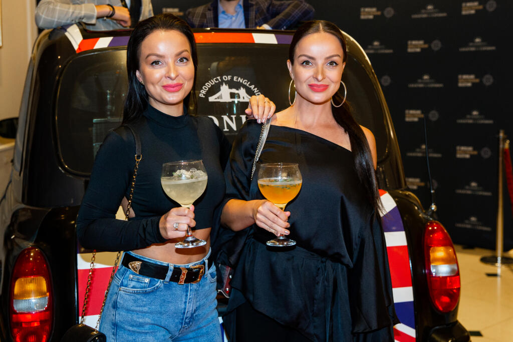Krst novej značky alkoholu prichádzajúcej na slovenský trh v jednom z bratislavských hotelov. Na snímke Veronika a Daniela Nízlové alias Twiins.