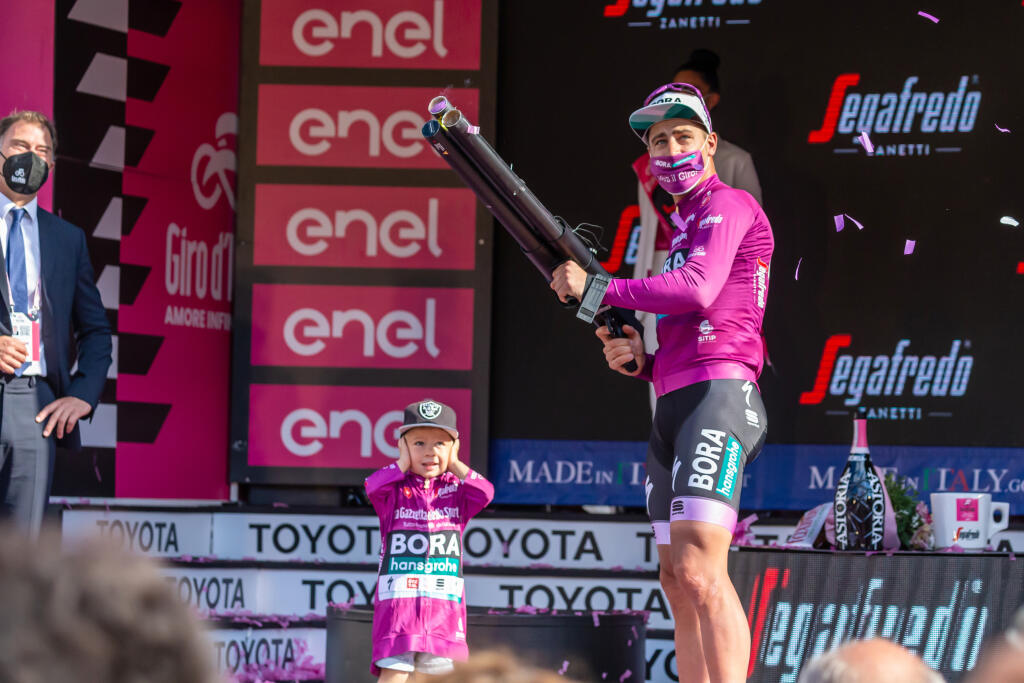 Takto oslavoval Peter Sagan cyklámenový dres z Giro d'Italia so synom Marlonom.