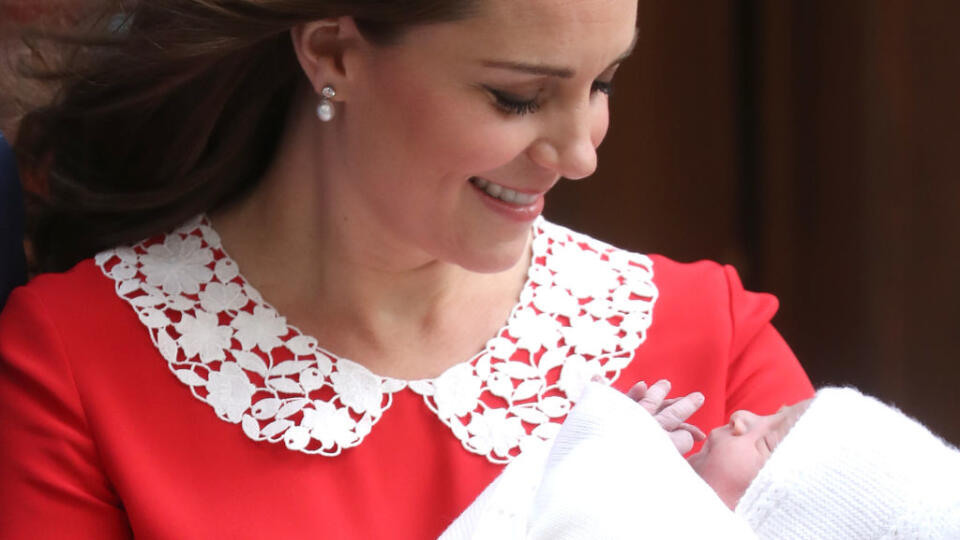 LONDON, ENGLAND - APRIL 23:  Catherine, Duchess of Cambridge departs the Lindo Wing with her newborn son at St Mary's Hospital on April 23, 2018 in London, England. The Duchess safely delivered a boy at 11:01 am, weighing 8lbs 7oz, who will be fifth in line to the throne.  (Photo by Chris Jackson/Getty Images)