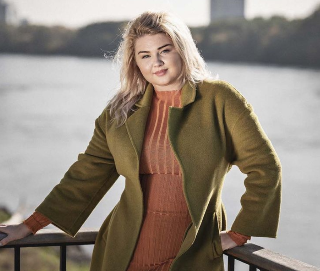 Evelyn poznáme ako blondínku.