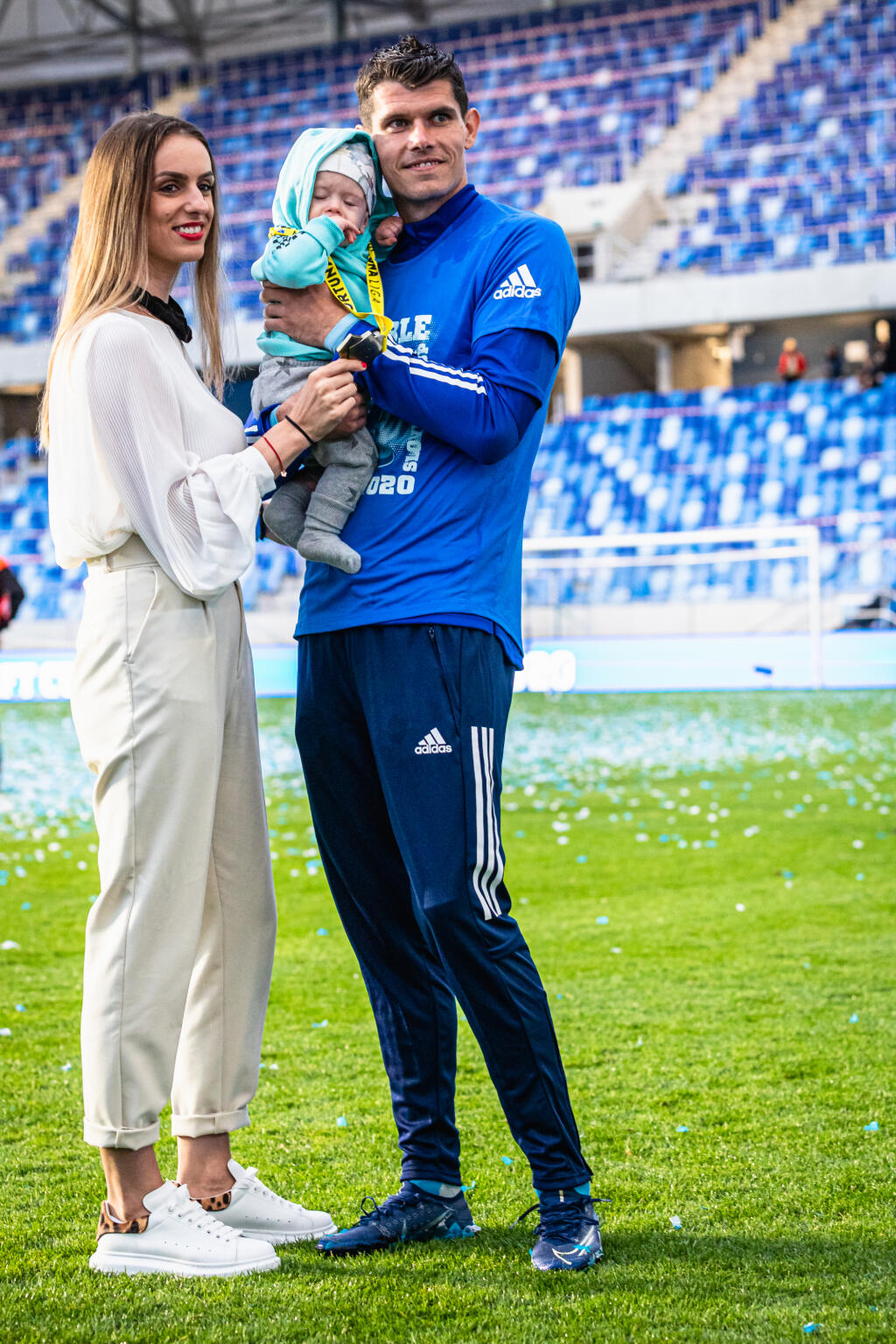 Brankárskej dvojke Michalovi Šullovi okrem synčeka robila spoločnosť aj snúbenica Petra.