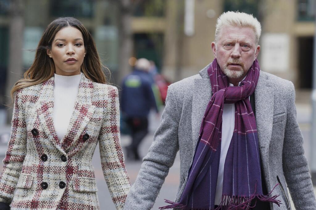 Bývalý nemecký tenista Boris Becker (vpravo) so svojou priateľkou Lilian de Carvalhovou Monteirovou prichádzajú na súd v Londýne 5. apríla 2022. Becker je obvinený z neposkytnutia finančných prostriedkov a majetku v rámci konkurzného konania.