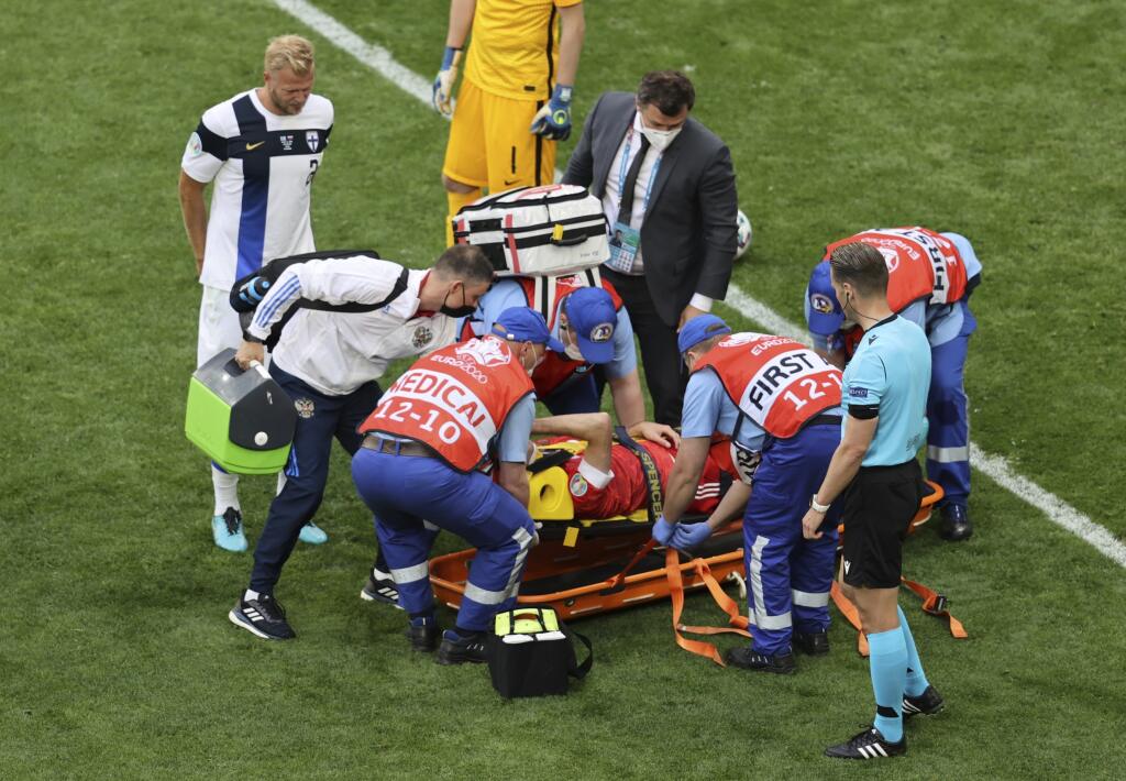 EBE 7 Petrohrad - Na snímke zranený ruský obranca brazílskeho pôvodu Mário Fernandes na nosidlách v opatere zdravotníkov v zápase B-skupiny na majstrovstvách Európy vo futbale Fínsko - Rusko v stredu 16. júna 2021 v ruskom Petrohrade. FOTO TASR/AP
Russia's Mario Fernandes is stretchered off after sustaining an injury during the Euro 2020 soccer championship group B match between Russia and Finland at Gazprom arena stadium in St. Petersburg, Russia, Wednesday, June 16, 2021. (AP Photo/Anton Vag
