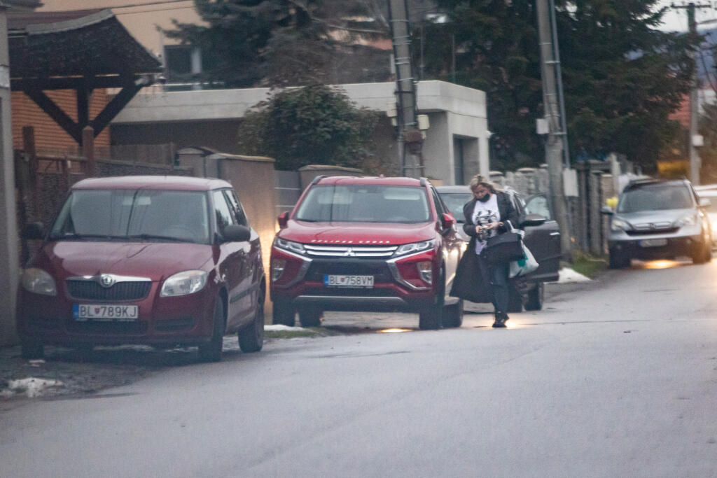 Paparazzi foto pred domom Moniky Beňovej.