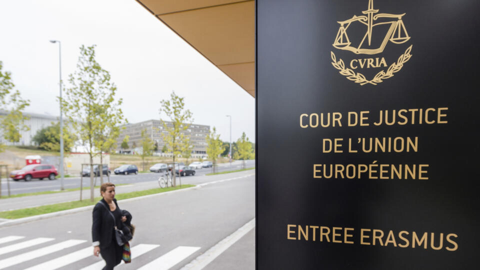 WA 21 archív Luxemburg - Na archívnej snímke z 5. októbra 2015 žena kráča do budovy Súdneho dvora Európskej únie v Luxemburgu. Všeobecný súd Európskej únie dal koncernu Apple a Írsku za pravdu v daňovom spore s Európskou komisiou (EK) v stredu 15. júla 2020. Súd anuloval rozhodnutie EK, podľa ktorého musí Apple v Írsku doplatiť na daniach rekordných 13 miliárd eur. Podľa súdu sa EK nepodarilo dokázať, že daňové dohody Írska s americkým koncernom boli nezákonnou štátnou pomocou. FOTO TASR/AP