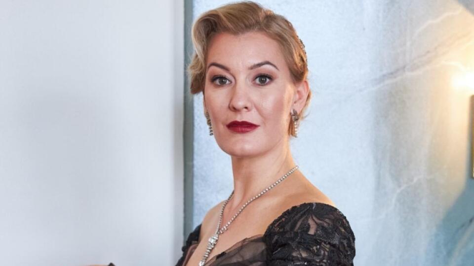 Jana Majeská v seriáli Dunaj, k vašim službám ako Helga Klausová, manželka Waltera Klausa.